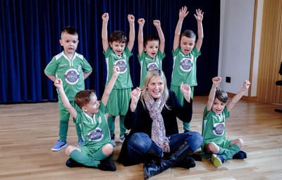 Bürgermeisterin nd Kinder bei der Aufnahme der Soundwave