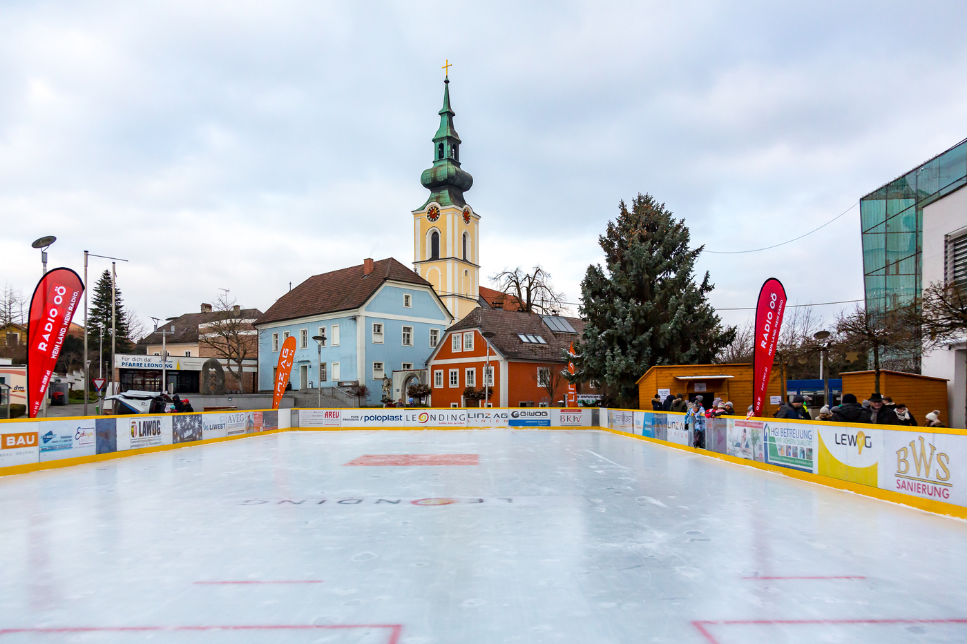 Eislaufplatz Leonding, Im Hintergrund die Kirche und das 44er Haus