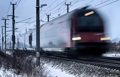 schnellfahrender Zug im Winter