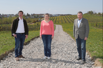 3 Personen am Radweg