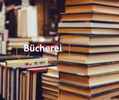 Viele verschwommene Bücherstapel