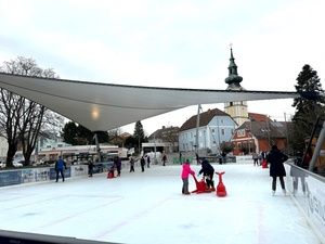 Eislaufplatz mit Personen, die eislaufen