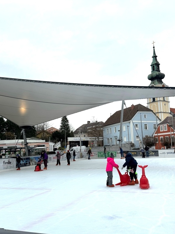 Eislaufplatz mit Personen, die eislaufen