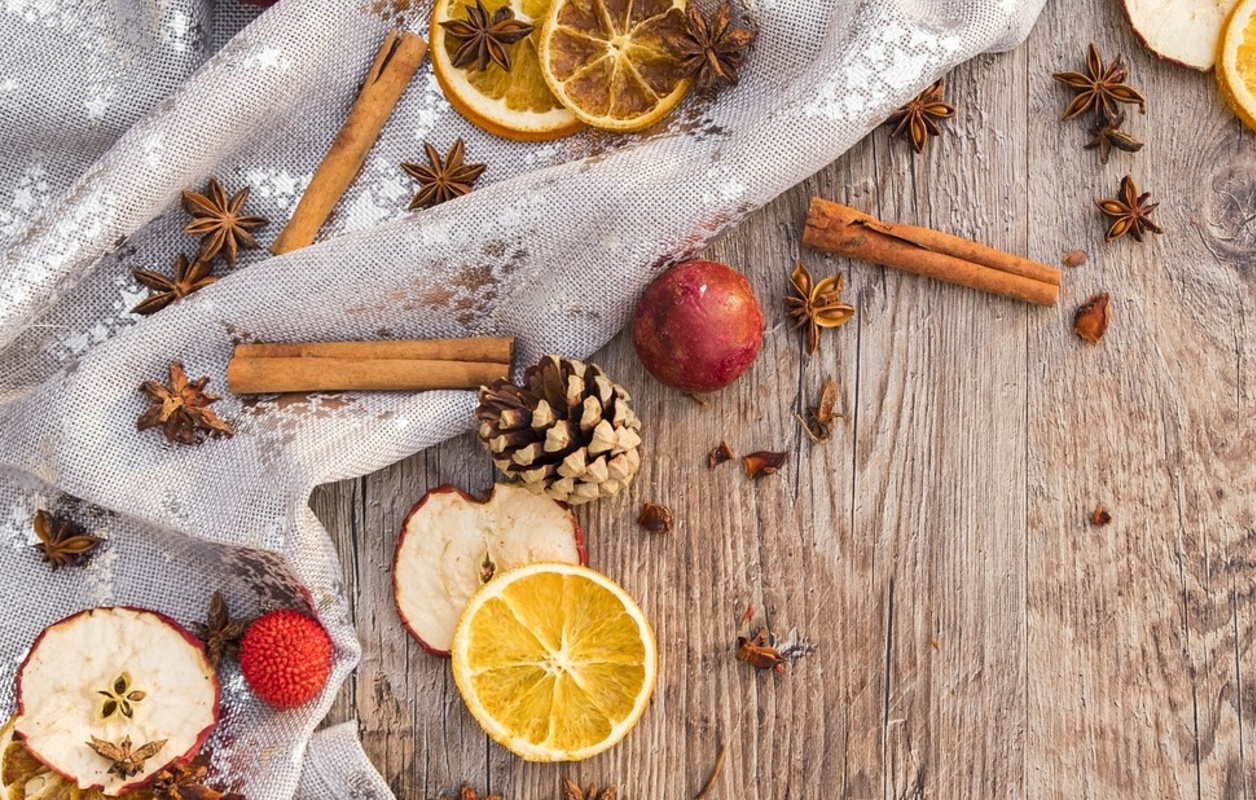 Holztisch mit weihnachtlichem Tischtuch und Potpouri