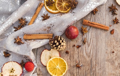 Holztisch mit weihnachtlichem Tischtuch und Potpouri