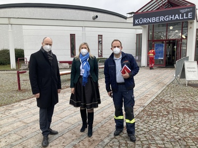 Bürgermeisterin mit Bezirkshauptmann und Pflichtbereichskommandant