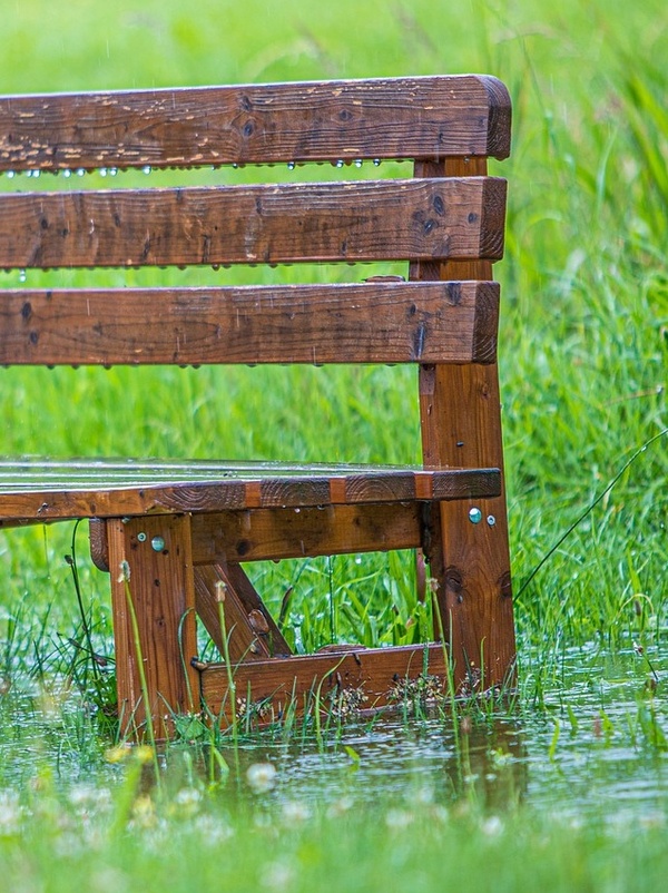 Eine Bank die im Hochwasser steht