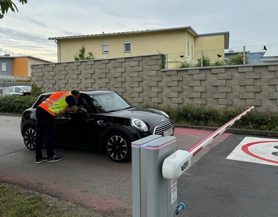 Ein Auto vor einem Schranken