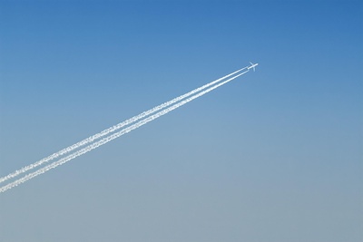 Flugzeug mit Kondensstreifen