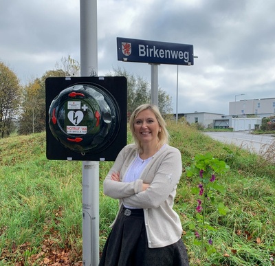 Bürgermeisterin bei Defibrillator am Birkenweg