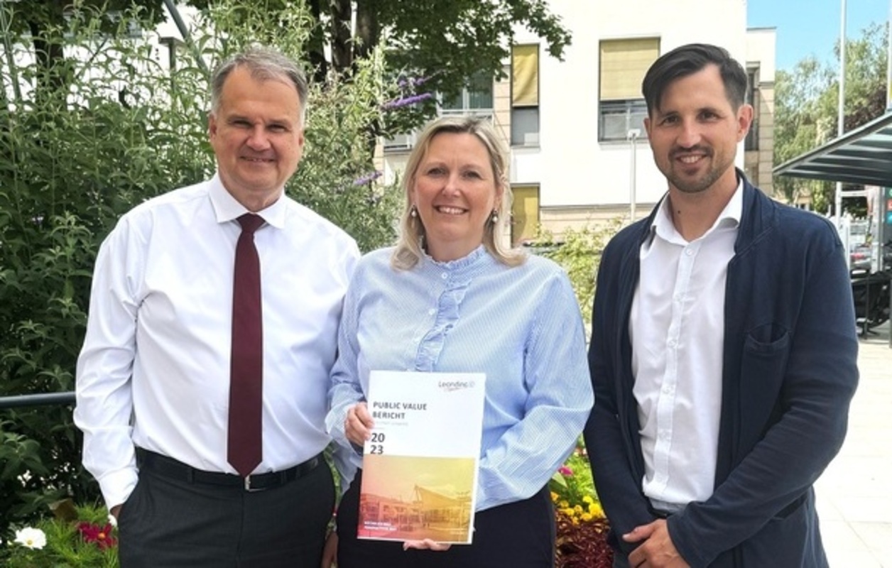 Ein Foto mit drei Personen (V.l.n.r.: StAD Uwe Deutschbauer, BGM Sabine Naderer-Jelinek und Innenrevisor Manuel Hoffelner) die den Public Value Bericht halten